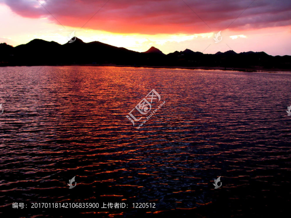 紅色的天空的夜晚