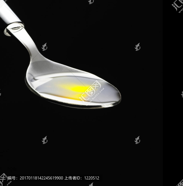 勺子上的橄欖油