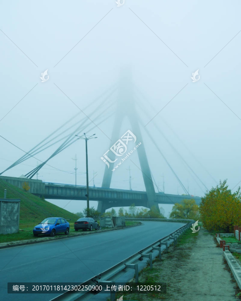 建筑在霧