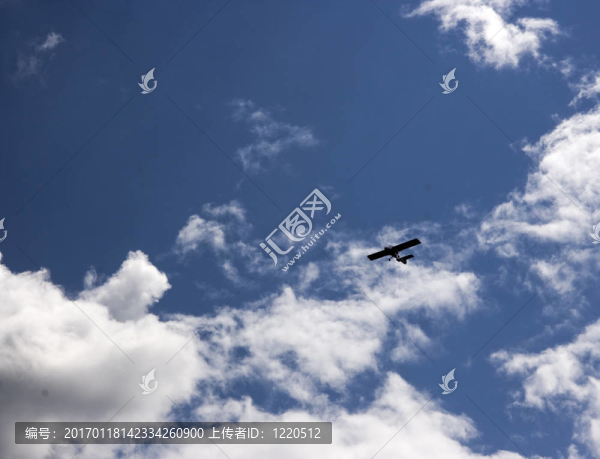 飛機(jī)在天空