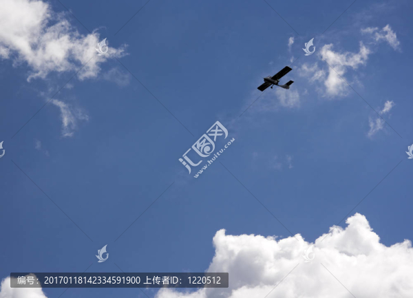 飛機(jī)在天空