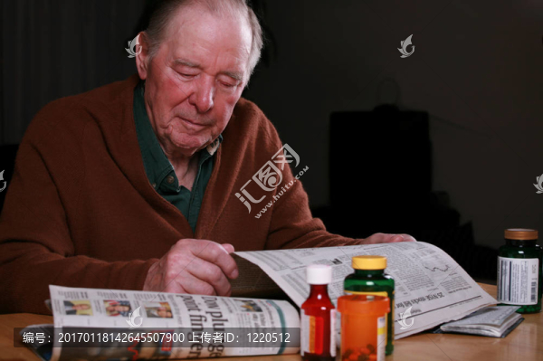 老人晚上看報(bào)紙