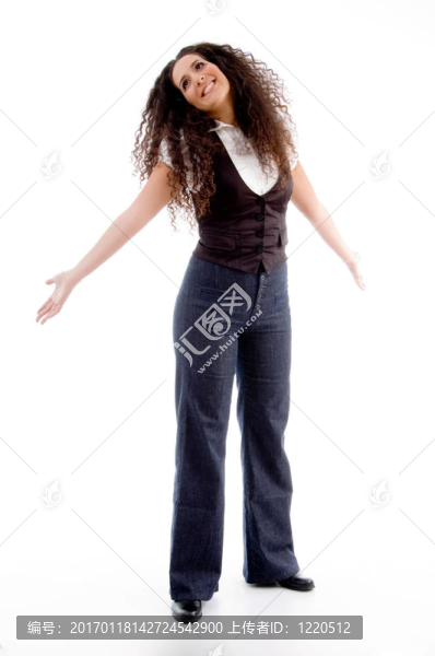 漂亮的女性在鏡頭前擺姿勢