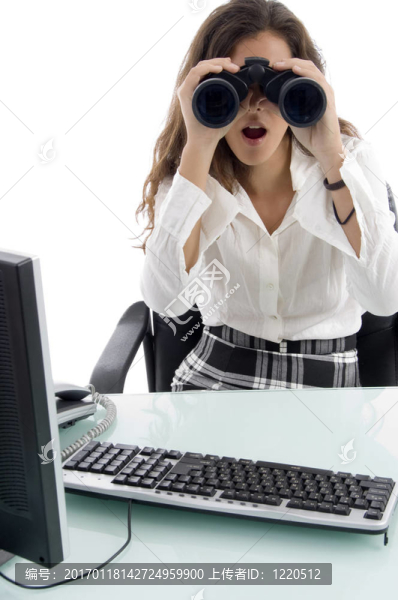 辦公室里的女性和雙目望遠鏡