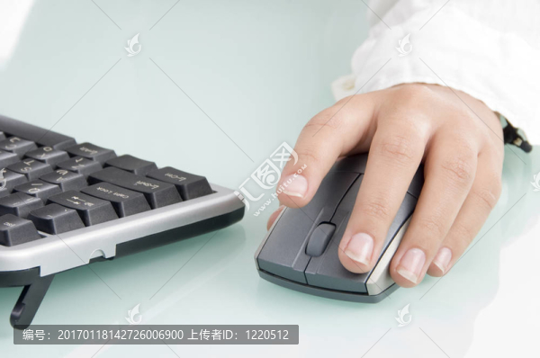鼠標在女人的手上