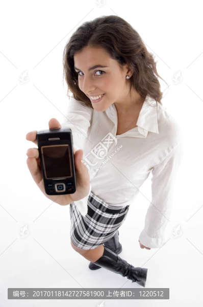 高角度看年輕女性手機