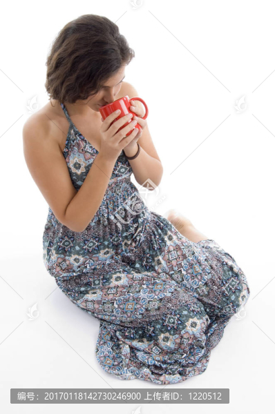 年輕女人喝咖啡的高角度