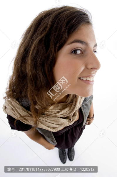 微笑的年輕女人的高視角