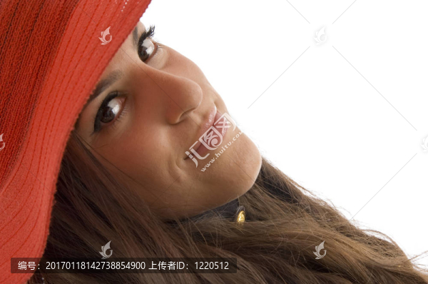 面對(duì)時(shí)尚女性戴帽子