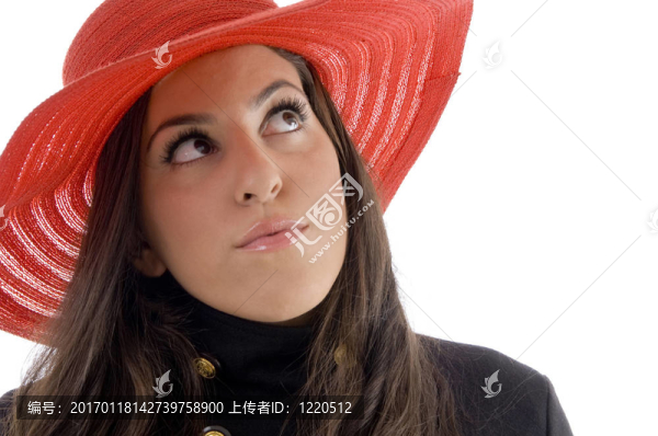 女性戴著帽子向上看