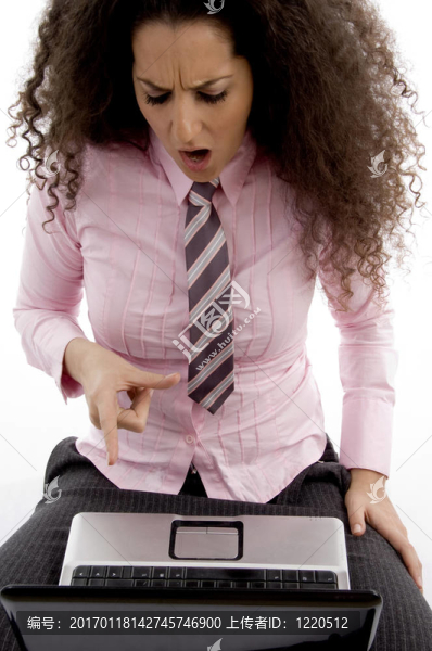年輕企業(yè)女性看筆記本后生氣