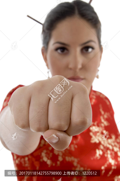 女性表現(xiàn)出拳