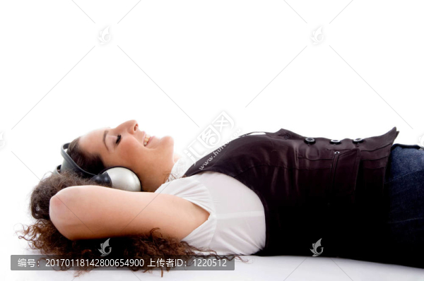 女性調(diào)諧到音樂