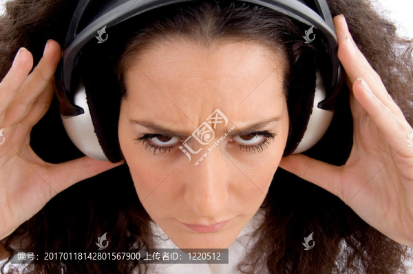 憤怒的女性聽音樂