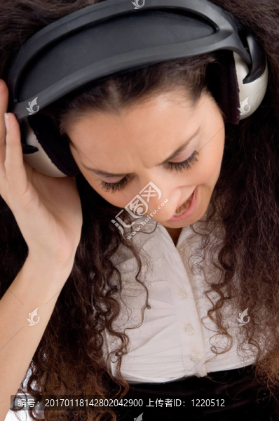 女人欣賞音樂(lè)