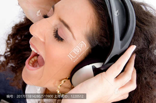 女人在聽音樂時(shí)叫喊