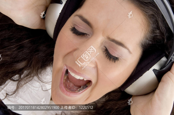 女性在聽音樂時叫喊