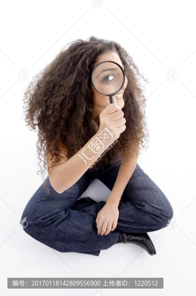 拉丁美洲女拿著放大鏡