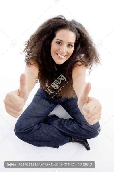 美麗的女人豎起大拇指