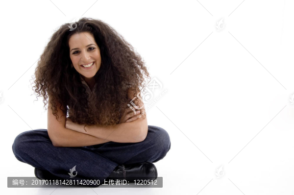 微笑的女人坐在地板上