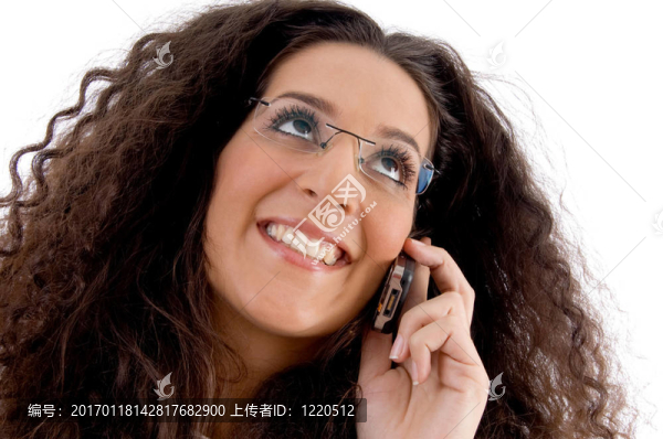 友好的女人忙著打電話
