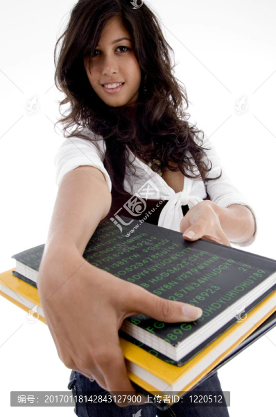 年輕的女性展示她的書