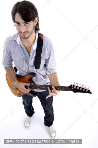 年輕男吉他