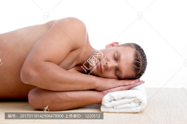 年輕男性躺在墊子上準(zhǔn)備接受SPA治療