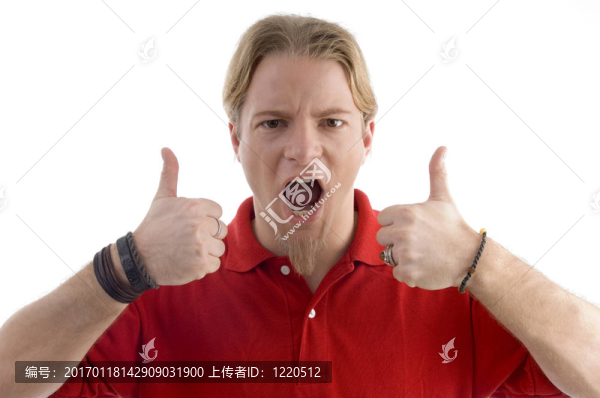 顯示豎起大拇指的男人