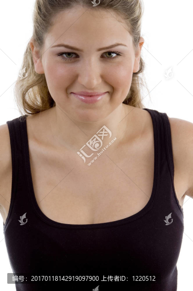 微笑女孩看著相機的肖像