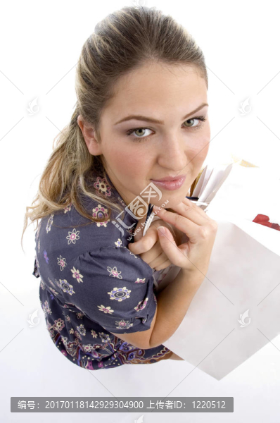 婦女與購物袋和看相機