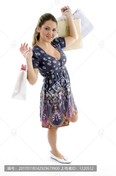 站著的女人拿著購物袋