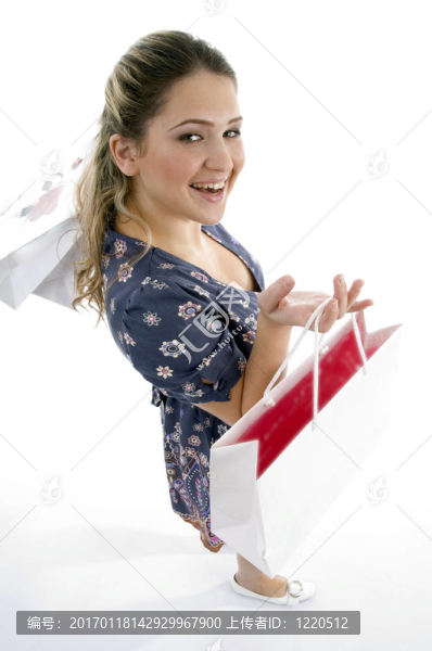 微笑的女人拿著購物袋