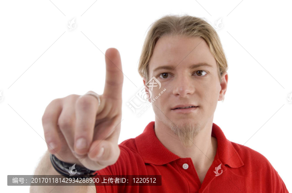 手指指人