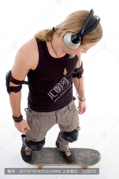 英俊的男人喜歡音樂