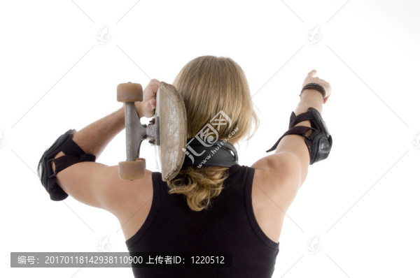 白人滑板向后指向