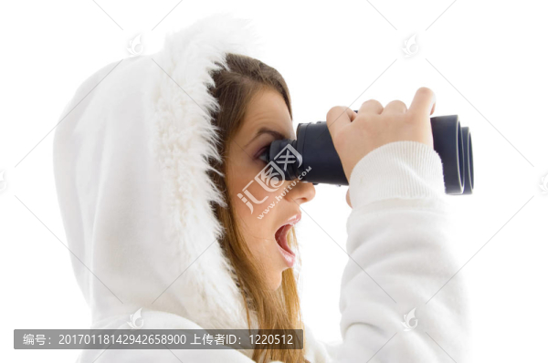 驚異的女性通過雙目觀看