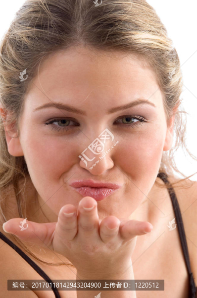 漂亮的女人給飛行的吻