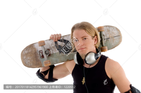 英俊的男人拿著滑板