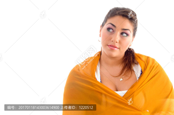 美麗的女人穿著黃色的