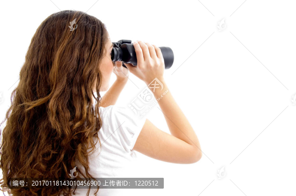 少女通過雙目觀看