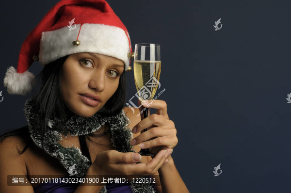 美麗的女人在圣誕節(jié)喝香檳