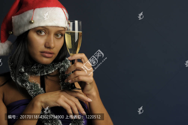 美麗的女人在圣誕節(jié)喝香檳