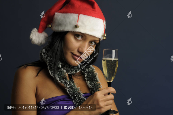 美麗的女人在圣誕節(jié)喝香檳