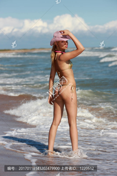 海灘上的金發(fā)女郎