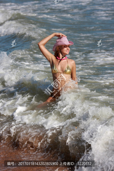 海灘上的金發(fā)女郎