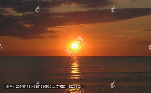 海面上的橙色日落