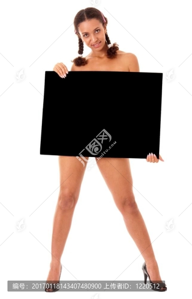 大黑色廣告牌的女人