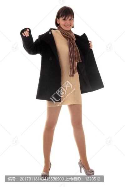 在大衣的年輕女子