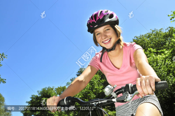騎自行車的十幾歲的女孩